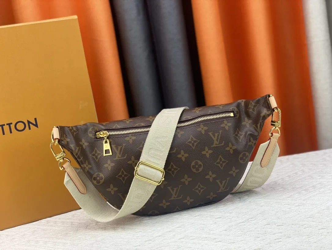 P200 New waist bag Guangzhou product M46784 M43644 BUMBAG The waist bag is made of classic Monogram canvas and decorated with "Louis Vuitton Paris" leather patch. This waist bag can add a pure fashionable and casual temperament to the sports look. It can be used as a waist bag, or can be worn on one shoulder or across the body, making it more fashionable. size 37x 14x 13cm