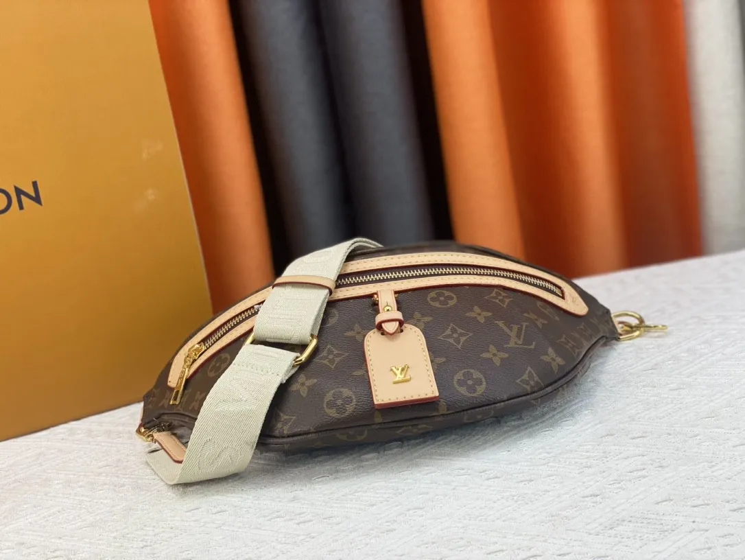P200 New waist bag Guangzhou product M46784 M43644 BUMBAG The waist bag is made of classic Monogram canvas and decorated with "Louis Vuitton Paris" leather patch. This waist bag can add a pure fashionable and casual temperament to the sports look. It can be used as a waist bag, or can be worn on one shoulder or across the body, making it more fashionable. size 37x 14x 13cm