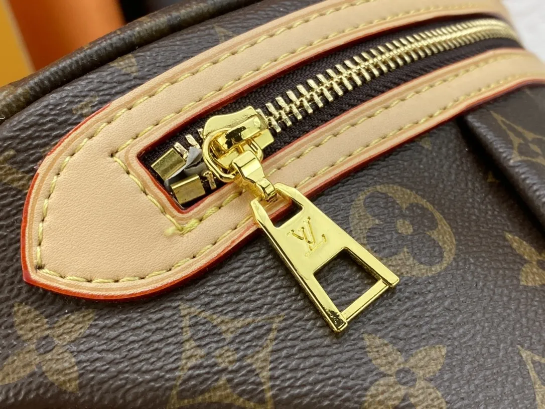 P200 New waist bag Guangzhou product M46784 M43644 BUMBAG The waist bag is made of classic Monogram canvas and decorated with "Louis Vuitton Paris" leather patch. This waist bag can add a pure fashionable and casual temperament to the sports look. It can be used as a waist bag, or can be worn on one shoulder or across the body, making it more fashionable. size 37x 14x 13cm