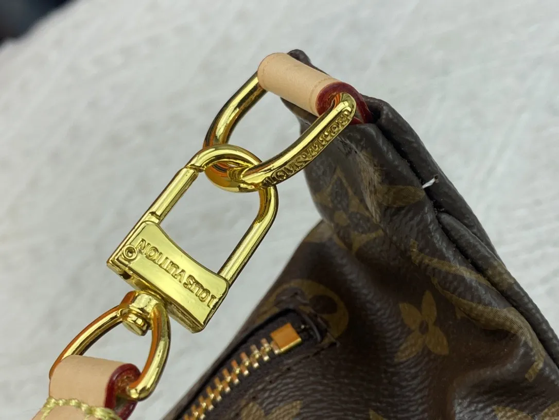 P200 New waist bag Guangzhou product M46784 M43644 BUMBAG The waist bag is made of classic Monogram canvas and decorated with "Louis Vuitton Paris" leather patch. This waist bag can add a pure fashionable and casual temperament to the sports look. It can be used as a waist bag, or can be worn on one shoulder or across the body, making it more fashionable. size 37x 14x 13cm