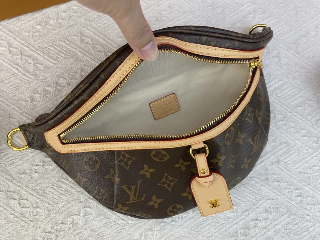 P200 New waist bag Guangzhou product M46784 M43644 BUMBAG The waist bag is made of classic Monogram canvas and decorated with "Louis Vuitton Paris" leather patch. This waist bag can add a pure fashionable and casual temperament to the sports look. It can be used as a waist bag, or can be worn on one shoulder or across the body, making it more fashionable. size 37x 14x 13cm