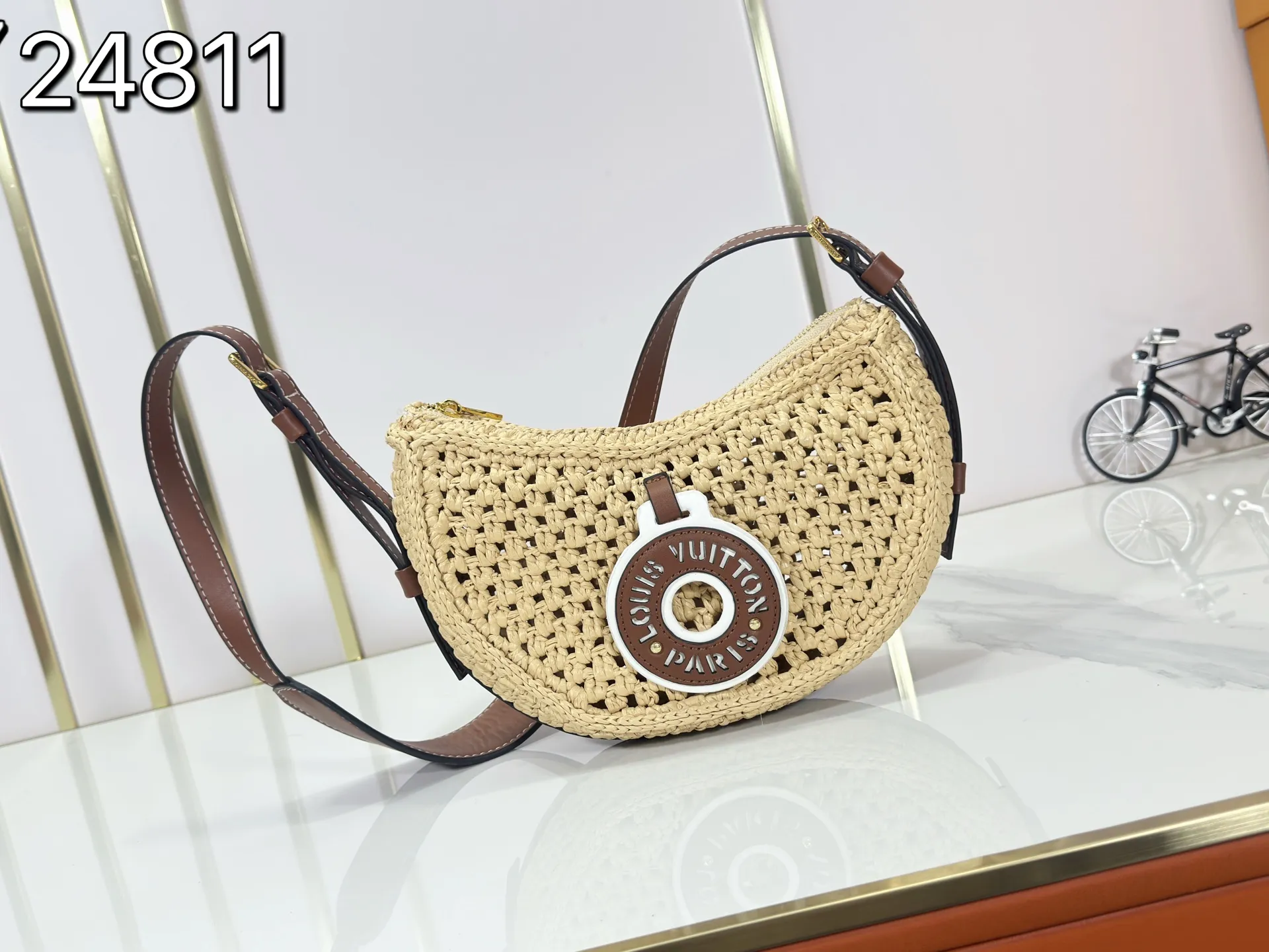 P300 Top Original Dynamic Chip M24811 This Croissant medium handbag is made from raffia crocheted by Madagascar craftsmen, with soft cowhide leather trim and Louis Vuitton Paris leather patches. The detachable shoulder strap is adjustable on both sides for cross-body or shoulder wear. Dimensions: 25.0 x 15.0 x 5.0 cm (length x height x width)