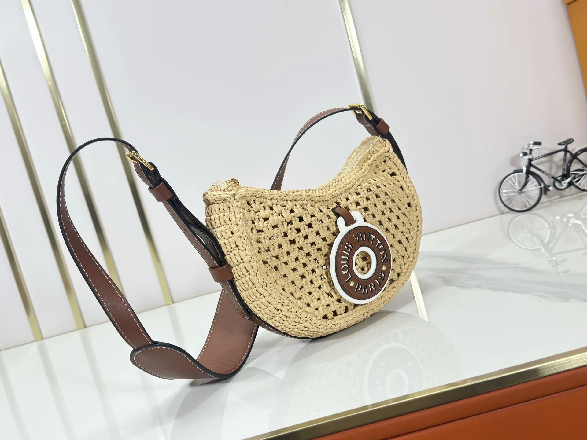 P300 Top Original Dynamic Chip M24811 This Croissant medium handbag is made from raffia crocheted by Madagascar craftsmen, with soft cowhide leather trim and Louis Vuitton Paris leather patches. The detachable shoulder strap is adjustable on both sides for cross-body or shoulder wear. Dimensions: 25.0 x 15.0 x 5.0 cm (length x height x width)