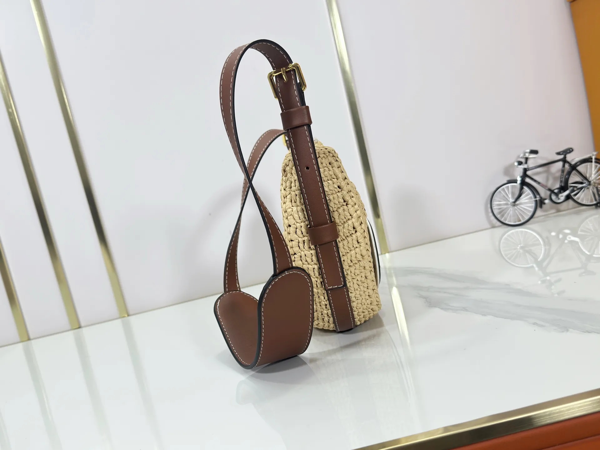 P300 Top Original Dynamic Chip M24811 This Croissant medium handbag is made from raffia crocheted by Madagascar craftsmen, with soft cowhide leather trim and Louis Vuitton Paris leather patches. The detachable shoulder strap is adjustable on both sides for cross-body or shoulder wear. Dimensions: 25.0 x 15.0 x 5.0 cm (length x height x width)