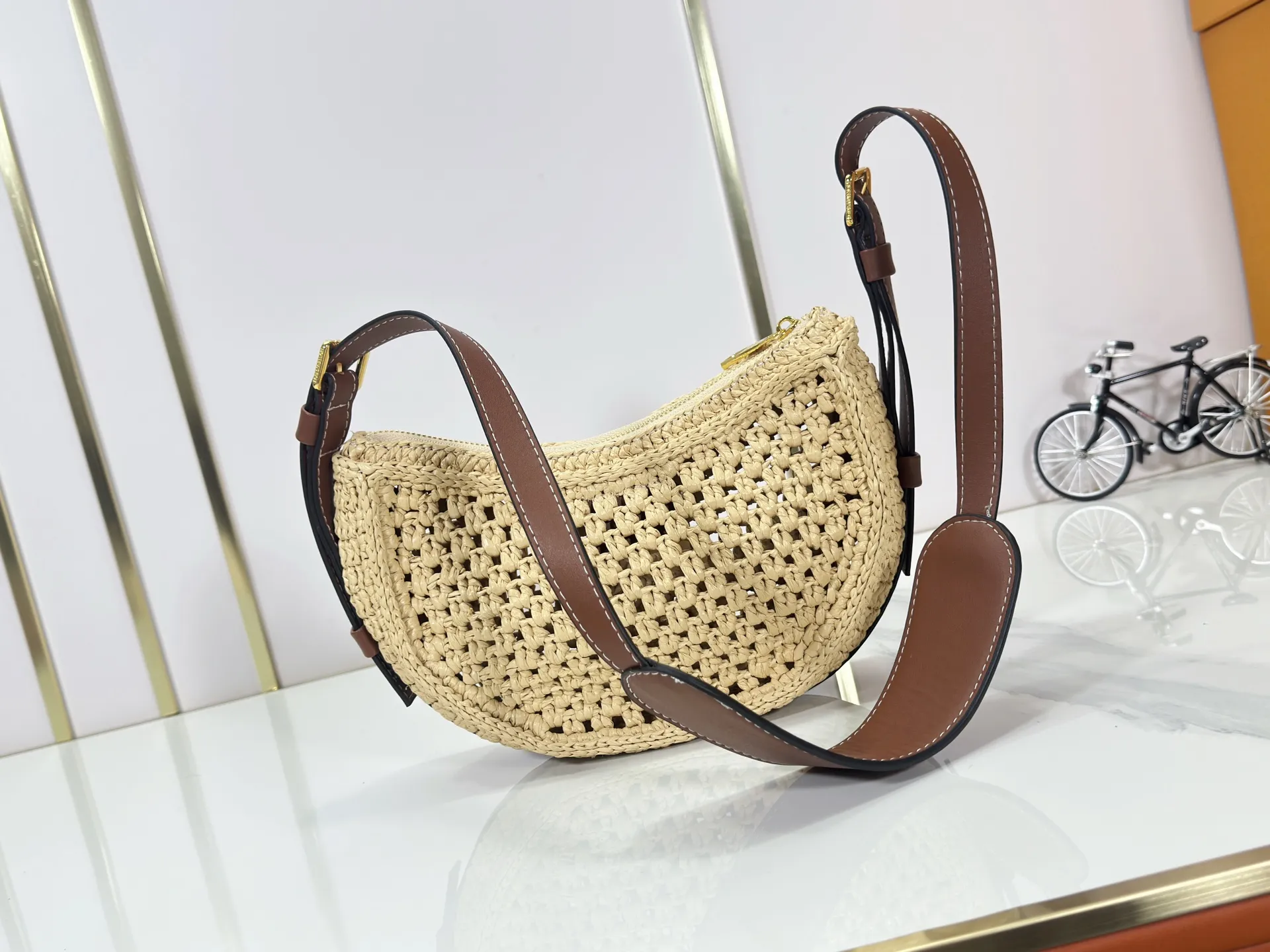 P300 Top Original Dynamic Chip M24811 This Croissant medium handbag is made from raffia crocheted by Madagascar craftsmen, with soft cowhide leather trim and Louis Vuitton Paris leather patches. The detachable shoulder strap is adjustable on both sides for cross-body or shoulder wear. Dimensions: 25.0 x 15.0 x 5.0 cm (length x height x width)