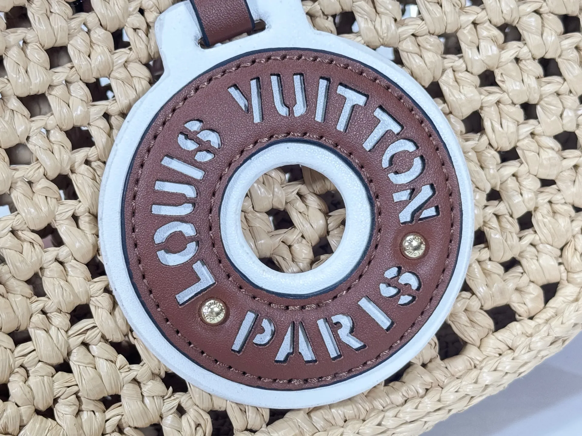 P300 Top Original Dynamic Chip M24811 This Croissant medium handbag is made from raffia crocheted by Madagascar craftsmen, with soft cowhide leather trim and Louis Vuitton Paris leather patches. The detachable shoulder strap is adjustable on both sides for cross-body or shoulder wear. Dimensions: 25.0 x 15.0 x 5.0 cm (length x height x width)