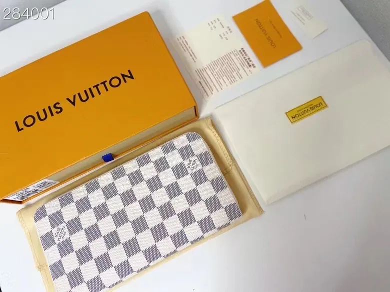 P130, N60003, LV is known for its craftsmen's exquisite skills. Rare designs and special leathers combine technological innovation and classic style to highlight the presence of the Louis Vuitton world. The interior of the wallet is uniquely designed with various pockets and credit card slots. Dimensions: 21×11.5.