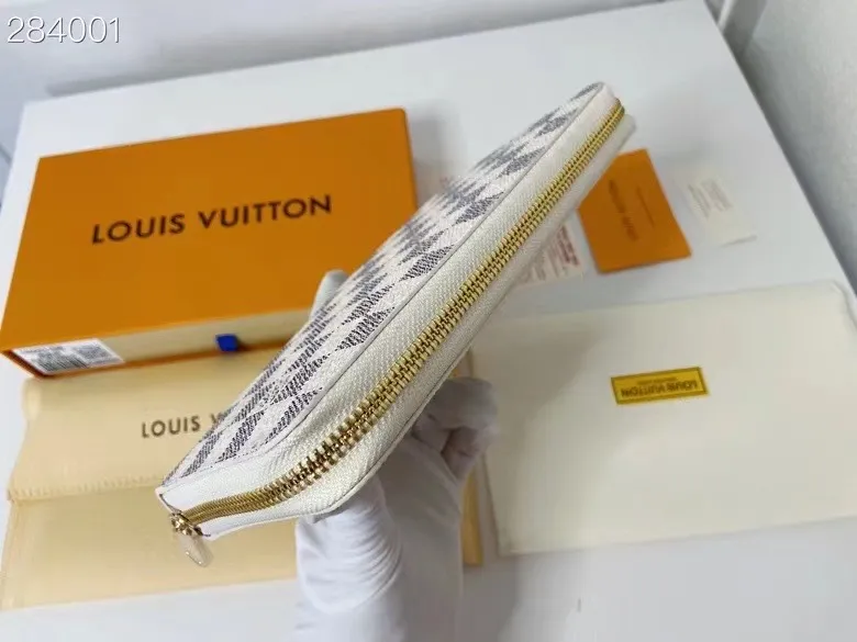 P130, N60003, LV is known for its craftsmen's exquisite skills. Rare designs and special leathers combine technological innovation and classic style to highlight the presence of the Louis Vuitton world. The interior of the wallet is uniquely designed with various pockets and credit card slots. Dimensions: 21×11.5.