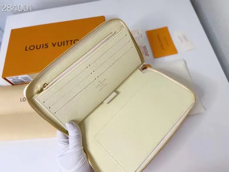 P130, N60003, LV is known for its craftsmen's exquisite skills. Rare designs and special leathers combine technological innovation and classic style to highlight the presence of the Louis Vuitton world. The interior of the wallet is uniquely designed with various pockets and credit card slots. Dimensions: 21×11.5.