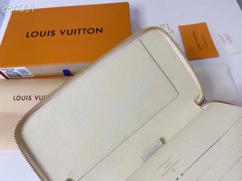 P130, N60003, LV is known for its craftsmen's exquisite skills. Rare designs and special leathers combine technological innovation and classic style to highlight the presence of the Louis Vuitton world. The interior of the wallet is uniquely designed with various pockets and credit card slots. Dimensions: 21×11.5.