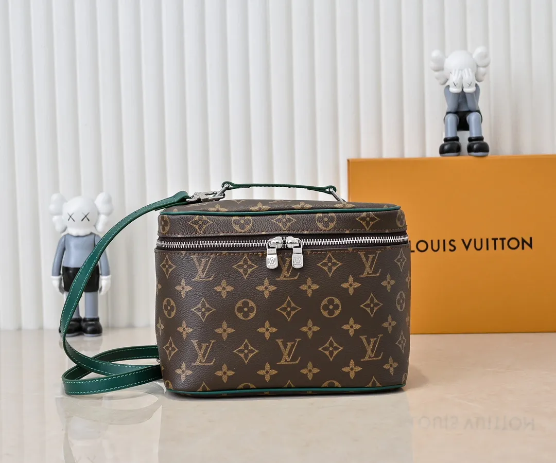 Batch 320💰Upgraded original version ✨M42265 This style is inspired by the iconic Nice cosmetic bag. This elegant toiletry bag is a personalized choice for carrying basic beauty supplies. A hidden zip pocket on the inside of the flap can store especially valuable personal items. - Top woven handle - Monogram coated canvas fabric - Louis Vuitton special coated canvas washable lining - Natural cowhide leather trim - Gold metal hardware - Double-layer zipper closure - Large capacity inside the bag - Zippered pocket on the inside of the flap - Several patch pockets inside - size 24×14×17.