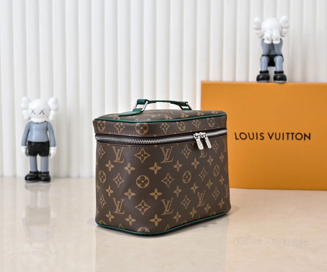 Batch 320💰Upgraded original version ✨M42265 This style is inspired by the iconic Nice cosmetic bag. This elegant toiletry bag is a personalized choice for carrying basic beauty supplies. A hidden zip pocket on the inside of the flap can store especially valuable personal items. - Top woven handle - Monogram coated canvas fabric - Louis Vuitton special coated canvas washable lining - Natural cowhide leather trim - Gold metal hardware - Double-layer zipper closure - Large capacity inside the bag - Zippered pocket on the inside of the flap - Several patch pockets inside - size 24×14×17.