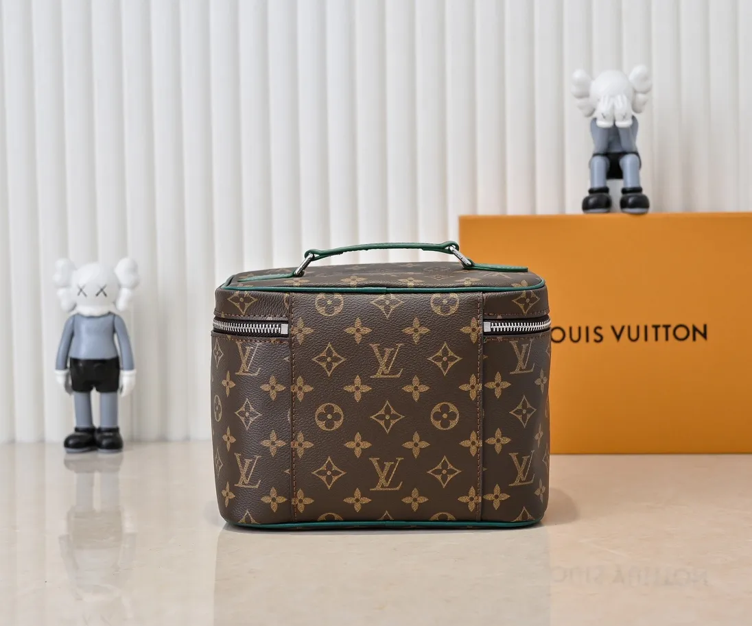Batch 320💰Upgraded original version ✨M42265 This style is inspired by the iconic Nice cosmetic bag. This elegant toiletry bag is a personalized choice for carrying basic beauty supplies. A hidden zip pocket on the inside of the flap can store especially valuable personal items. - Top woven handle - Monogram coated canvas fabric - Louis Vuitton special coated canvas washable lining - Natural cowhide leather trim - Gold metal hardware - Double-layer zipper closure - Large capacity inside the bag - Zippered pocket on the inside of the flap - Several patch pockets inside - size 24×14×17.