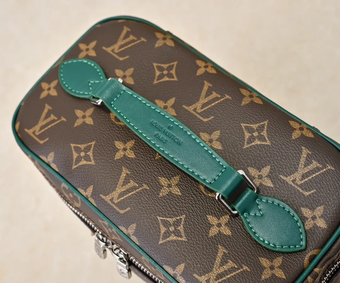 Batch 320💰Upgraded original version ✨M42265 This style is inspired by the iconic Nice cosmetic bag. This elegant toiletry bag is a personalized choice for carrying basic beauty supplies. A hidden zip pocket on the inside of the flap can store especially valuable personal items. - Top woven handle - Monogram coated canvas fabric - Louis Vuitton special coated canvas washable lining - Natural cowhide leather trim - Gold metal hardware - Double-layer zipper closure - Large capacity inside the bag - Zippered pocket on the inside of the flap - Several patch pockets inside - size 24×14×17.