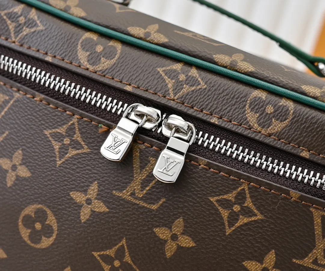 Batch 320💰Upgraded original version ✨M42265 This style is inspired by the iconic Nice cosmetic bag. This elegant toiletry bag is a personalized choice for carrying basic beauty supplies. A hidden zip pocket on the inside of the flap can store especially valuable personal items. - Top woven handle - Monogram coated canvas fabric - Louis Vuitton special coated canvas washable lining - Natural cowhide leather trim - Gold metal hardware - Double-layer zipper closure - Large capacity inside the bag - Zippered pocket on the inside of the flap - Several patch pockets inside - size 24×14×17.