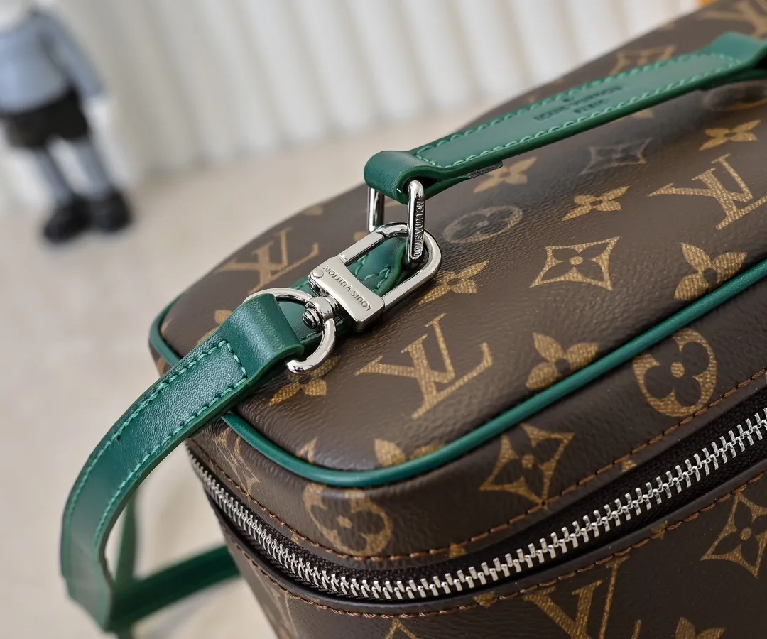 Batch 320💰Upgraded original version ✨M42265 This style is inspired by the iconic Nice cosmetic bag. This elegant toiletry bag is a personalized choice for carrying basic beauty supplies. A hidden zip pocket on the inside of the flap can store especially valuable personal items. - Top woven handle - Monogram coated canvas fabric - Louis Vuitton special coated canvas washable lining - Natural cowhide leather trim - Gold metal hardware - Double-layer zipper closure - Large capacity inside the bag - Zippered pocket on the inside of the flap - Several patch pockets inside - size 24×14×17.