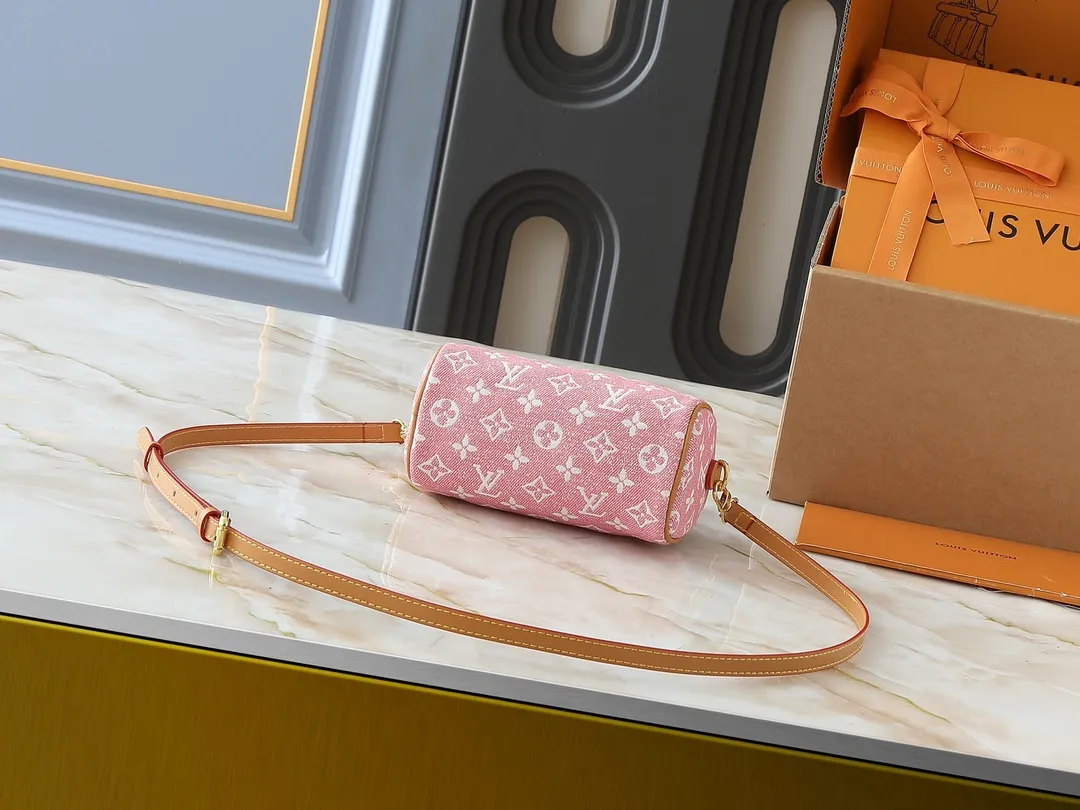 💰180💰Upgraded from the original M81168 denim blue M81213 denim pink M81085 presbyopia, the Nano Speedy handbag is an exquisite interpretation of the classic Speedy handbag. This time it is made of Monogram jacquard denim, using jacquard knitting technology to present the Monogram pattern and sandwash effect. The handle and long shoulder strap allow you to carry it on the shoulder or across the body, storing small items in a trendy style. Dimensions: 16 x 10 x 7.5