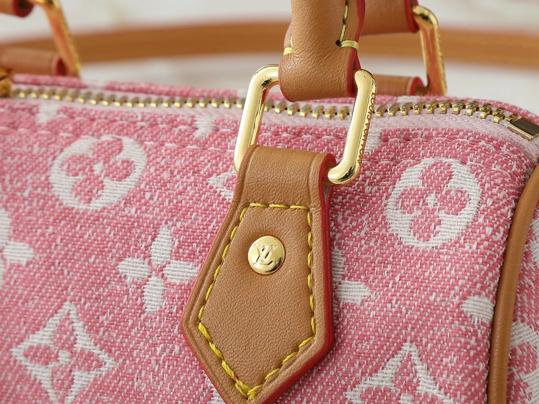 💰180💰Upgraded from the original M81168 denim blue M81213 denim pink M81085 presbyopia, the Nano Speedy handbag is an exquisite interpretation of the classic Speedy handbag. This time it is made of Monogram jacquard denim, using jacquard knitting technology to present the Monogram pattern and sandwash effect. The handle and long shoulder strap allow you to carry it on the shoulder or across the body, storing small items in a trendy style. Dimensions: 16 x 10 x 7.5