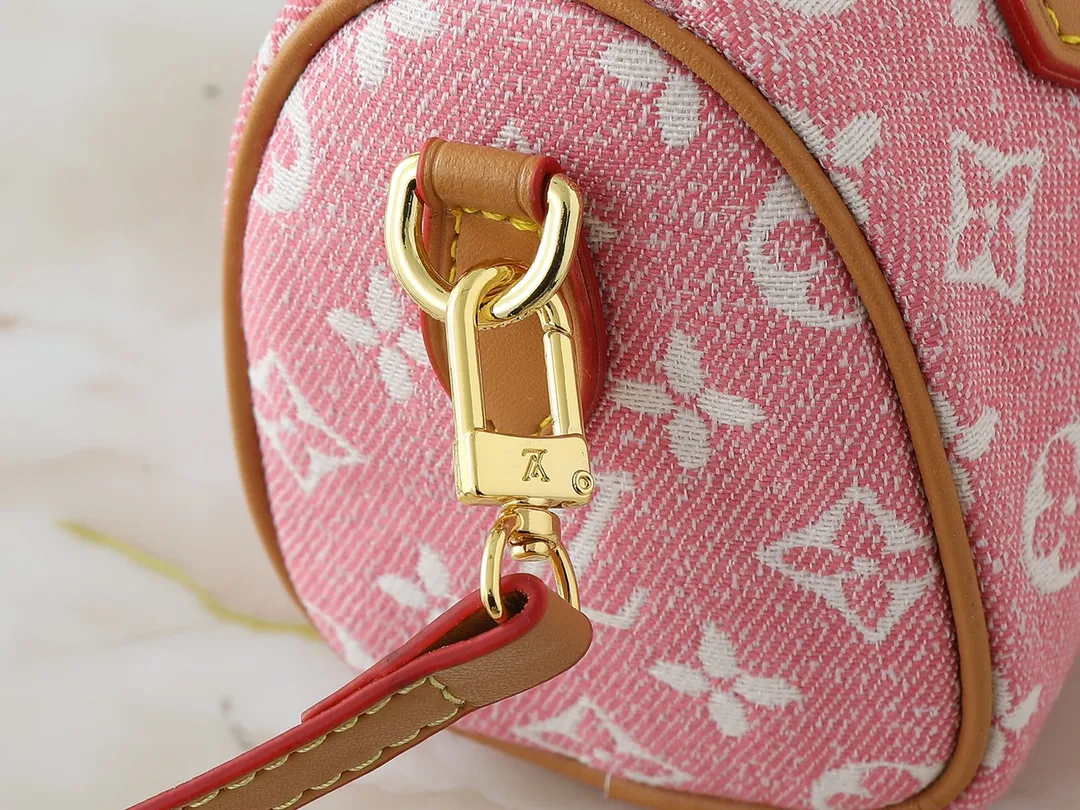 💰180💰Upgraded from the original M81168 denim blue M81213 denim pink M81085 presbyopia, the Nano Speedy handbag is an exquisite interpretation of the classic Speedy handbag. This time it is made of Monogram jacquard denim, using jacquard knitting technology to present the Monogram pattern and sandwash effect. The handle and long shoulder strap allow you to carry it on the shoulder or across the body, storing small items in a trendy style. Dimensions: 16 x 10 x 7.5