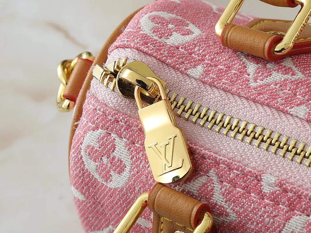 💰180💰Upgraded from the original M81168 denim blue M81213 denim pink M81085 presbyopia, the Nano Speedy handbag is an exquisite interpretation of the classic Speedy handbag. This time it is made of Monogram jacquard denim, using jacquard knitting technology to present the Monogram pattern and sandwash effect. The handle and long shoulder strap allow you to carry it on the shoulder or across the body, storing small items in a trendy style. Dimensions: 16 x 10 x 7.5