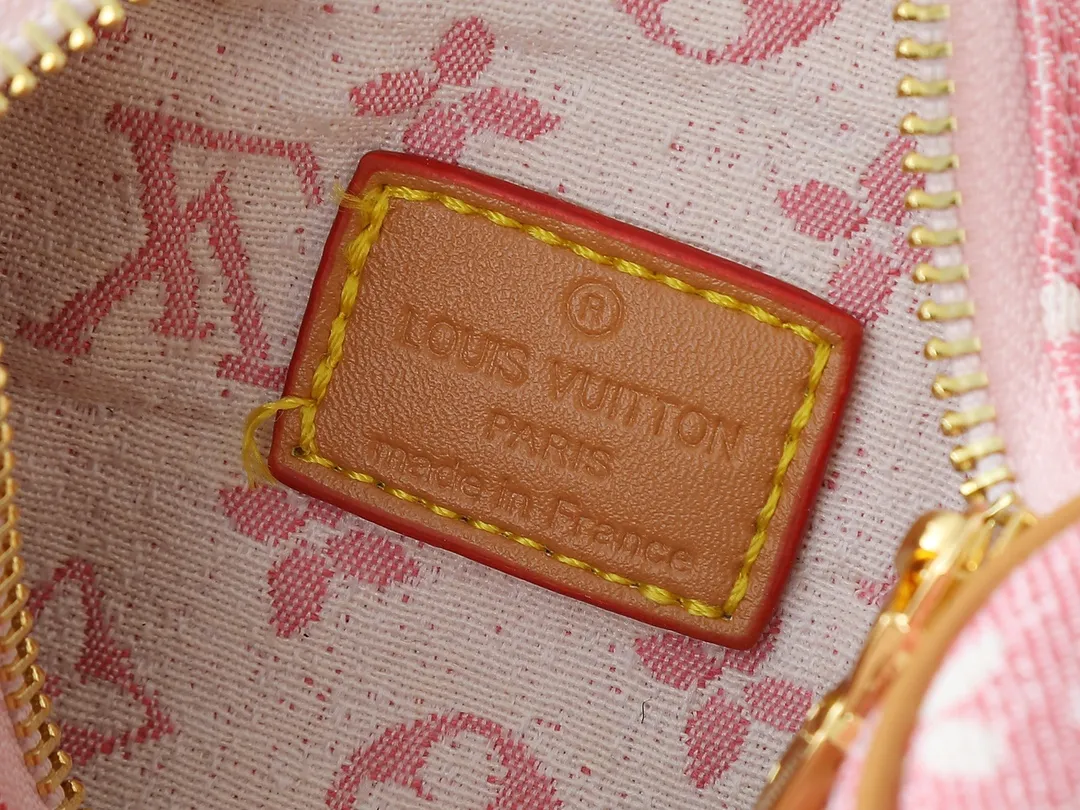💰180💰Upgraded from the original M81168 denim blue M81213 denim pink M81085 presbyopia, the Nano Speedy handbag is an exquisite interpretation of the classic Speedy handbag. This time it is made of Monogram jacquard denim, using jacquard knitting technology to present the Monogram pattern and sandwash effect. The handle and long shoulder strap allow you to carry it on the shoulder or across the body, storing small items in a trendy style. Dimensions: 16 x 10 x 7.5