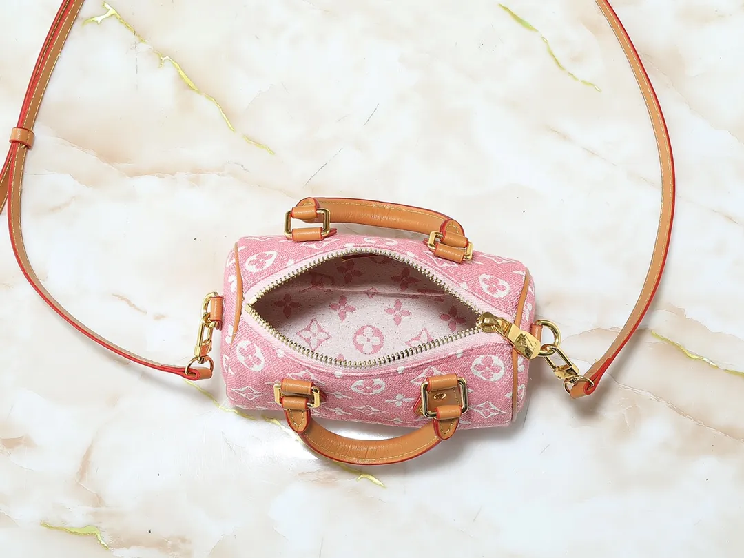 💰180💰Upgraded from the original M81168 denim blue M81213 denim pink M81085 presbyopia, the Nano Speedy handbag is an exquisite interpretation of the classic Speedy handbag. This time it is made of Monogram jacquard denim, using jacquard knitting technology to present the Monogram pattern and sandwash effect. The handle and long shoulder strap allow you to carry it on the shoulder or across the body, storing small items in a trendy style. Dimensions: 16 x 10 x 7.5