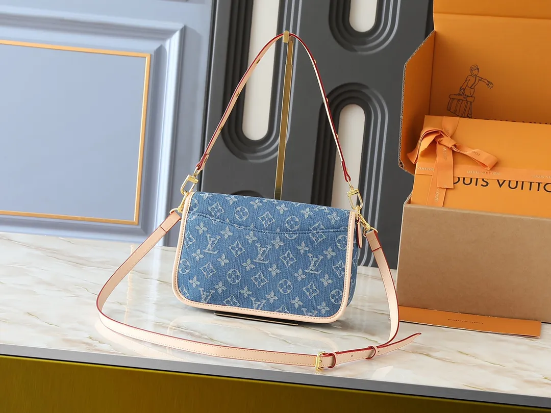 💰240💰Upgraded from the original M13070 M45985, this Diane handbag is made of classic Monogram denim, embellished with contrasting cow leather trim and dazzling metal parts, using modern touches to interpret the new season interest. The zippered interior pocket keeps valuables secure, and the removable leather shoulder strap allows for a variety of carrying options. Dimensions: 24.0 x 15.0 x 9.0 cm (length x height x width)