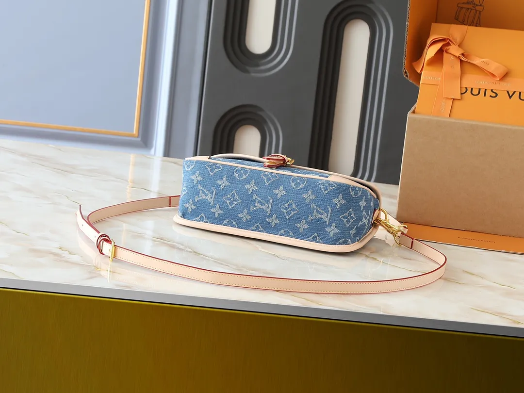 💰240💰Upgraded from the original M13070 M45985, this Diane handbag is made of classic Monogram denim, embellished with contrasting cow leather trim and dazzling metal parts, using modern touches to interpret the new season interest. The zippered interior pocket keeps valuables secure, and the removable leather shoulder strap allows for a variety of carrying options. Dimensions: 24.0 x 15.0 x 9.0 cm (length x height x width)