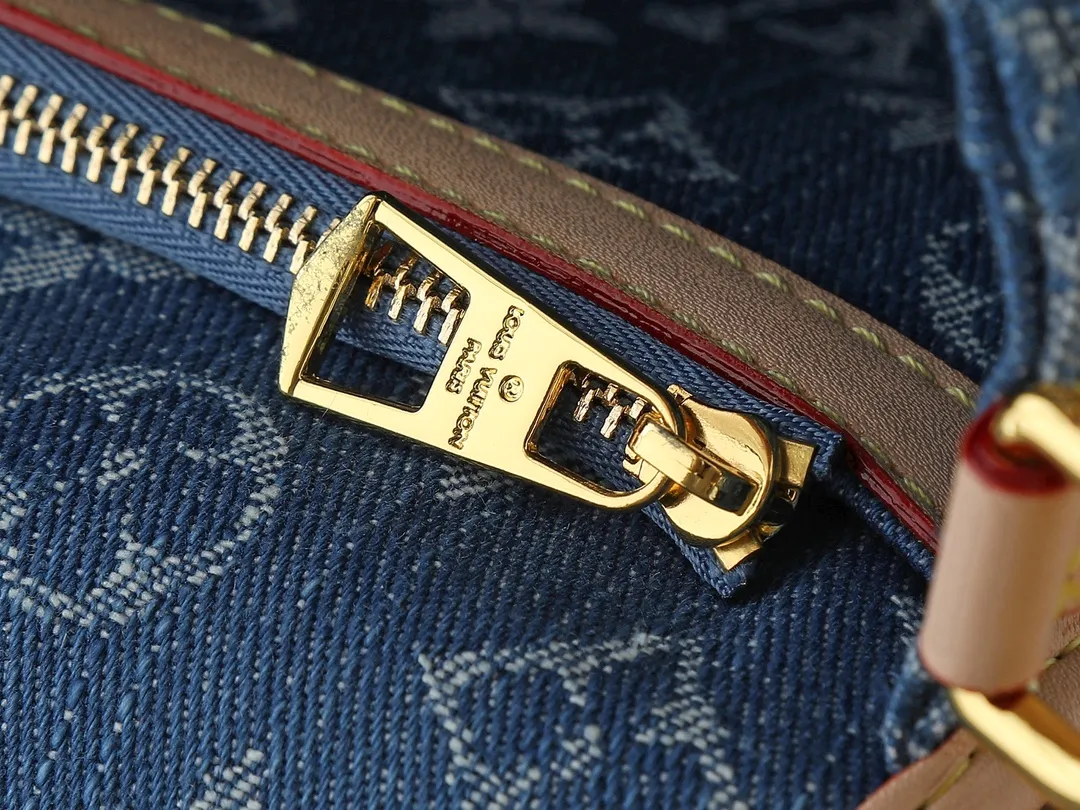 💰240💰Upgraded from the original M13070 M45985, this Diane handbag is made of classic Monogram denim, embellished with contrasting cow leather trim and dazzling metal parts, using modern touches to interpret the new season interest. The zippered interior pocket keeps valuables secure, and the removable leather shoulder strap allows for a variety of carrying options. Dimensions: 24.0 x 15.0 x 9.0 cm (length x height x width)