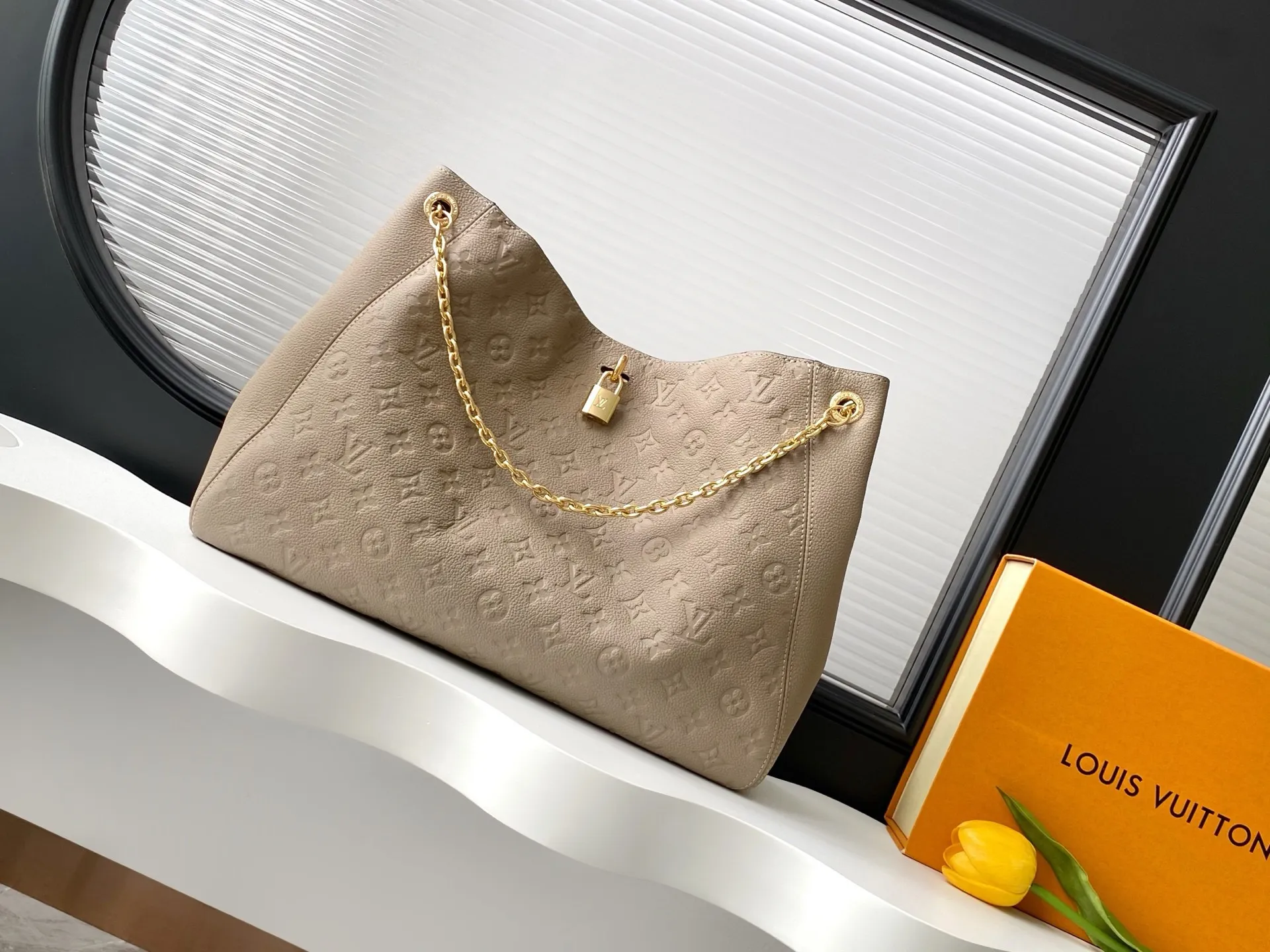 💰1100 (top layer leather) top original single dynamic 163c01 chip M14234 This Anytime medium handbag traces back to the Promenade handbag that was born in 1988, making it a good choice for daily commuting and weekend travel. The Monogram Empreinte leather bag is embellished with shiny metal hardware, and the LV padlock can be hung from the sliding chain shoulder strap, making it easy to explore a variety of styling possibilities and carrying methods.  27 cm