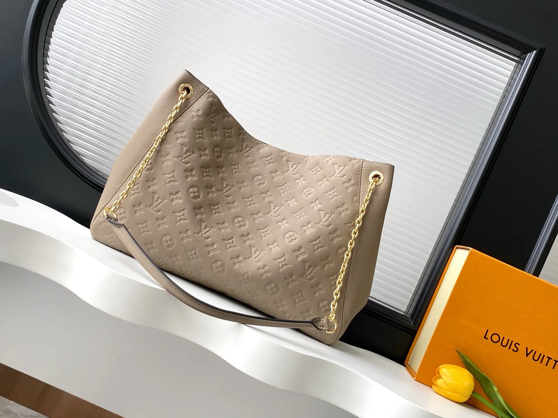 💰1100 (top layer leather) top original single dynamic 163c01 chip M14234 This Anytime medium handbag traces back to the Promenade handbag that was born in 1988, making it a good choice for daily commuting and weekend travel. The Monogram Empreinte leather bag is embellished with shiny metal hardware, and the LV padlock can be hung from the sliding chain shoulder strap, making it easy to explore a variety of styling possibilities and carrying methods.  27 cm