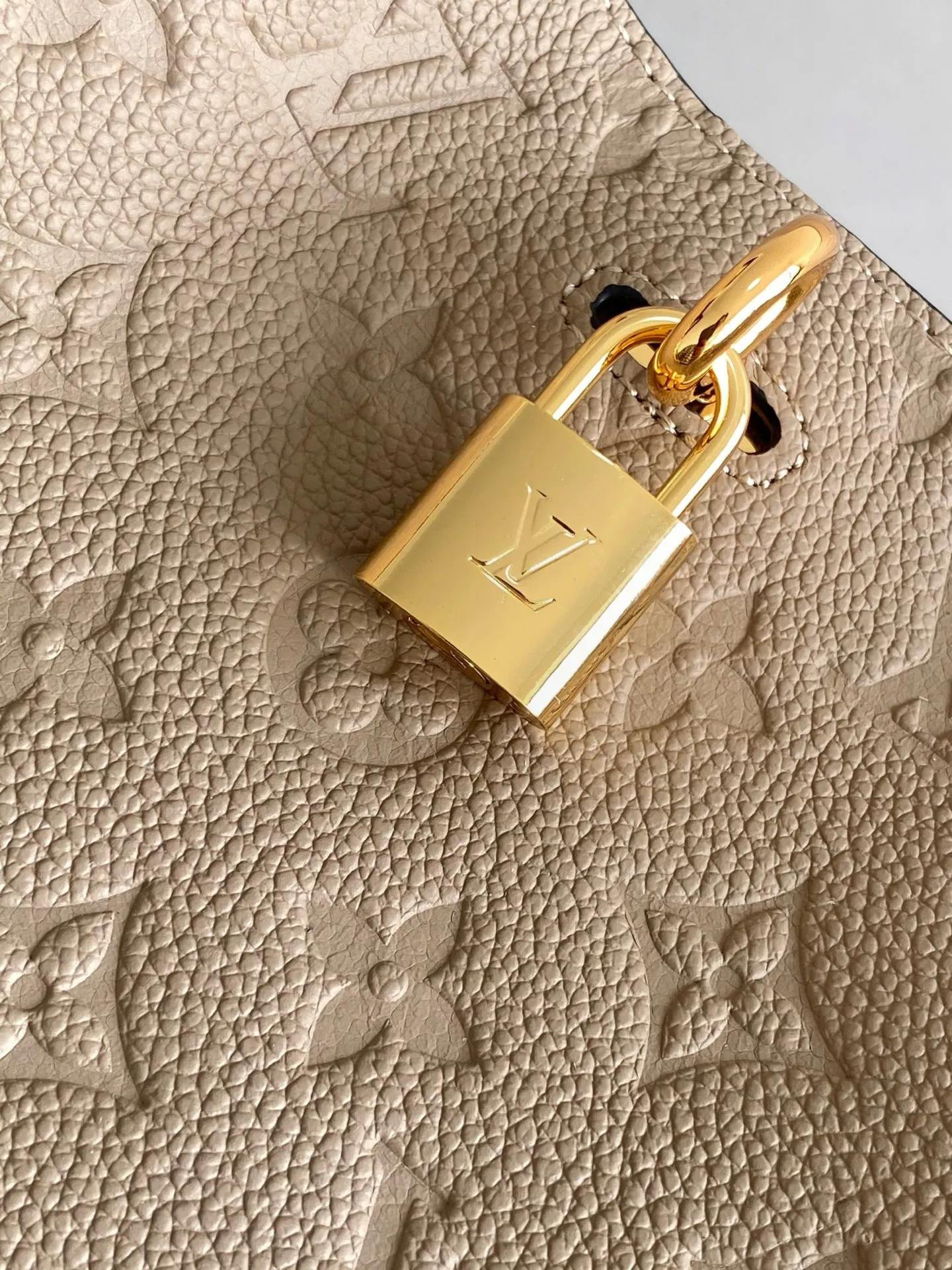💰1100 (top layer leather) top original single dynamic 163c01 chip M14234 This Anytime medium handbag traces back to the Promenade handbag that was born in 1988, making it a good choice for daily commuting and weekend travel. The Monogram Empreinte leather bag is embellished with shiny metal hardware, and the LV padlock can be hung from the sliding chain shoulder strap, making it easy to explore a variety of styling possibilities and carrying methods.  27 cm