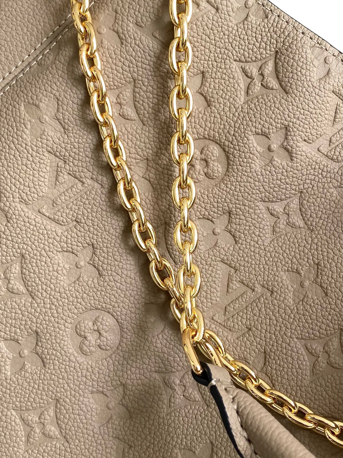 💰1100 (top layer leather) top original single dynamic 163c01 chip M14234 This Anytime medium handbag traces back to the Promenade handbag that was born in 1988, making it a good choice for daily commuting and weekend travel. The Monogram Empreinte leather bag is embellished with shiny metal hardware, and the LV padlock can be hung from the sliding chain shoulder strap, making it easy to explore a variety of styling possibilities and carrying methods.  27 cm