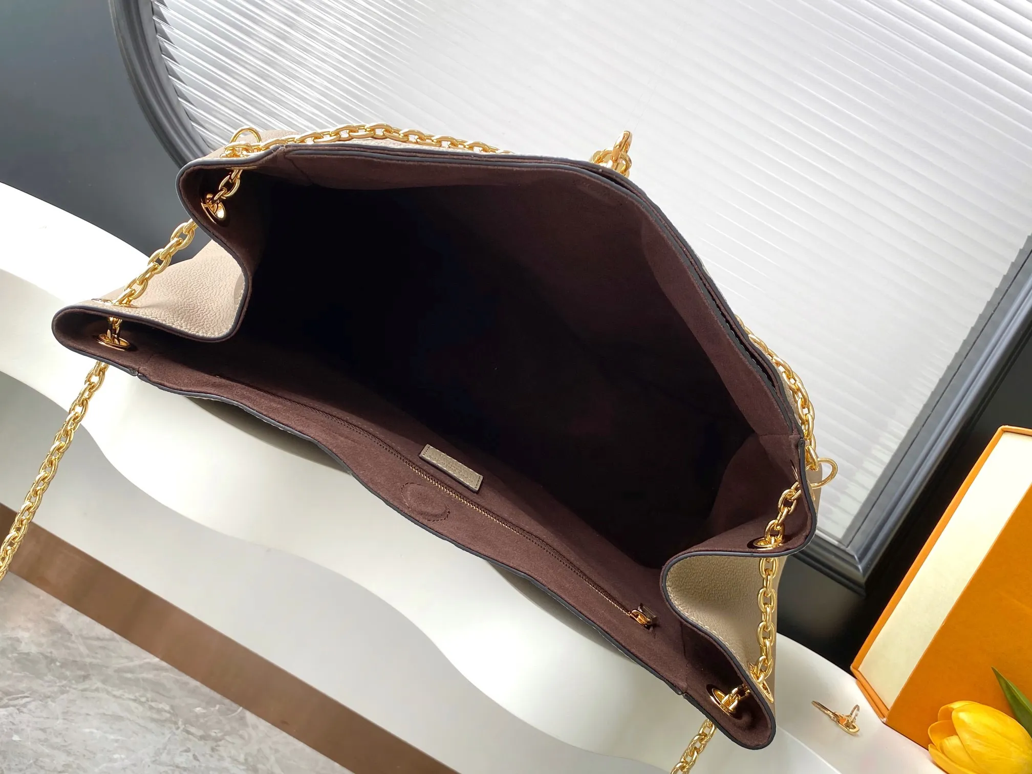 💰1100 (top layer leather) top original single dynamic 163c01 chip M14234 This Anytime medium handbag traces back to the Promenade handbag that was born in 1988, making it a good choice for daily commuting and weekend travel. The Monogram Empreinte leather bag is embellished with shiny metal hardware, and the LV padlock can be hung from the sliding chain shoulder strap, making it easy to explore a variety of styling possibilities and carrying methods.  27 cm