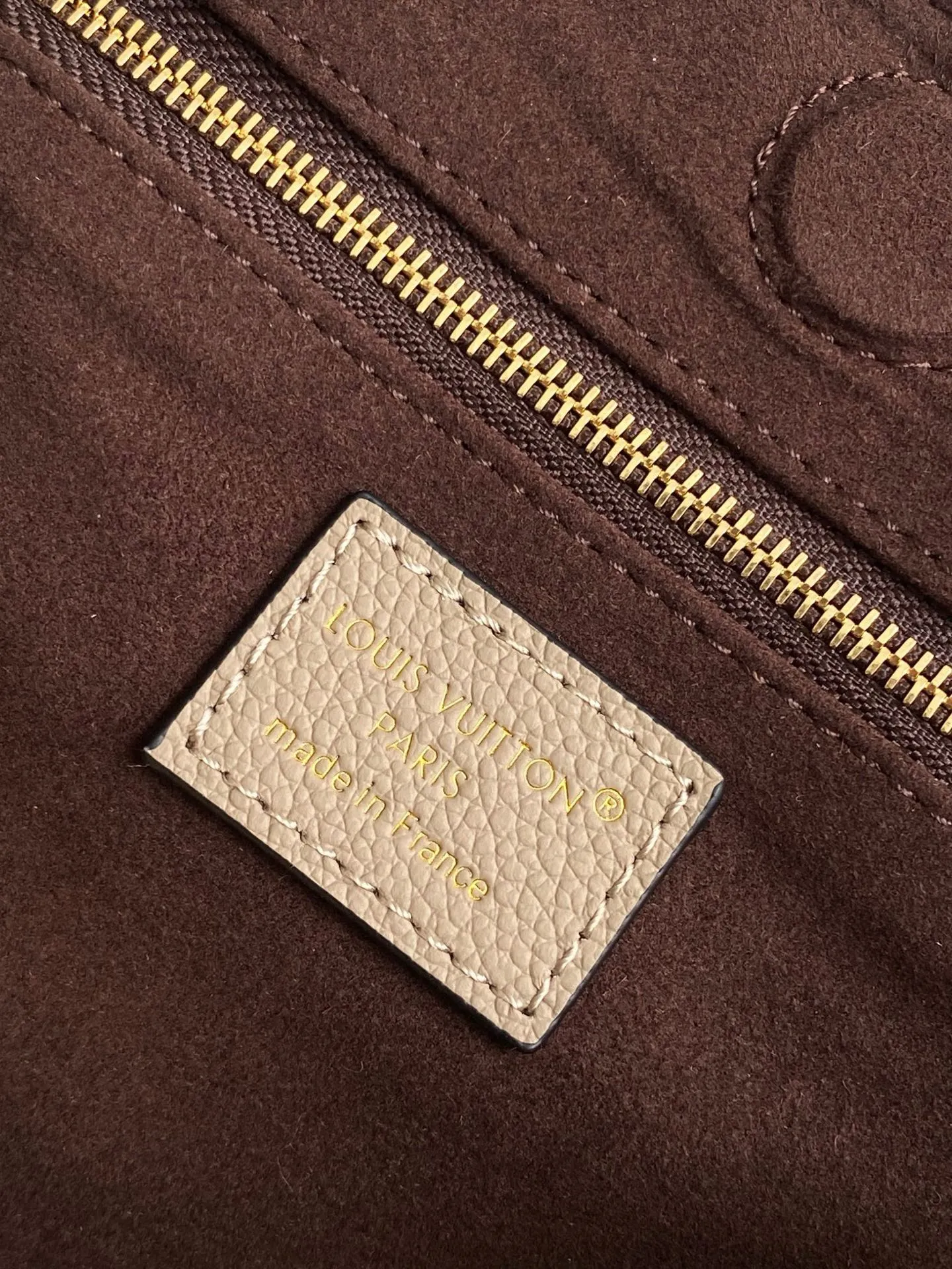💰1100 (top layer leather) top original single dynamic 163c01 chip M14234 This Anytime medium handbag traces back to the Promenade handbag that was born in 1988, making it a good choice for daily commuting and weekend travel. The Monogram Empreinte leather bag is embellished with shiny metal hardware, and the LV padlock can be hung from the sliding chain shoulder strap, making it easy to explore a variety of styling possibilities and carrying methods.  27 cm