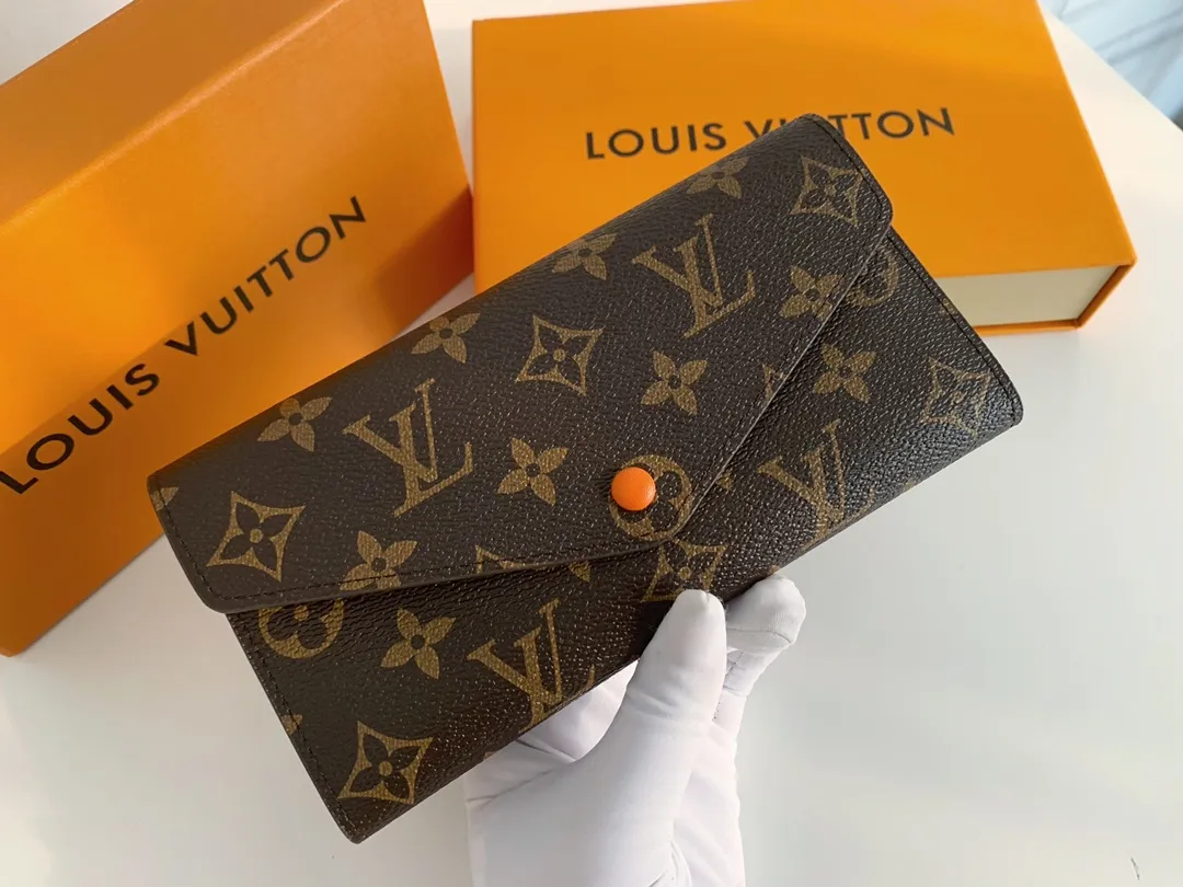 💰100 💎The Josephine Wallet is inspired by Louis Vuitton's first wallet. It is made of soft Monogram canvas and lined with brightly colored lining, giving the brand's classic design a unique and stylish beauty. The long, flat shape makes it easy to slip into any pocket or handbag. Model: M60708 Size: 19/10.