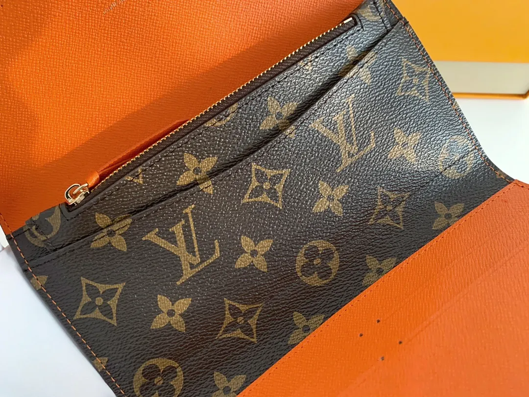 💰100 💎The Josephine Wallet is inspired by Louis Vuitton's first wallet. It is made of soft Monogram canvas and lined with brightly colored lining, giving the brand's classic design a unique and stylish beauty. The long, flat shape makes it easy to slip into any pocket or handbag. Model: M60708 Size: 19/10.