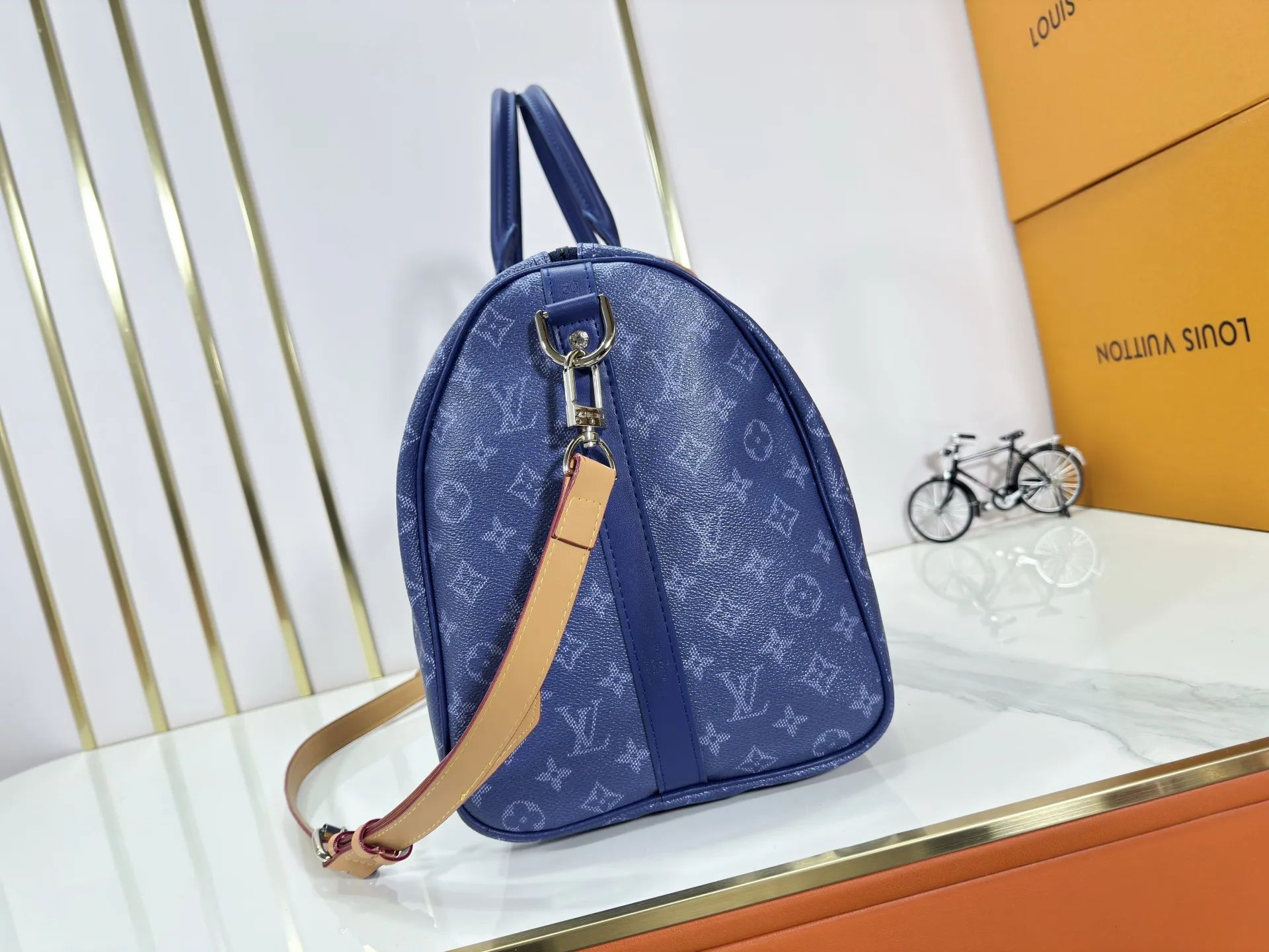 P340 Upgraded original M26864 M26865 M26866 This Keepall Bandoulière 50 travel bag is made of Monogram Heritage canvas dip-dyed in colorful colors, with cowhide trim, leather shoulder straps, removable leather nameplate and cotton lining. The Marque L.Vuitton Déposée logo pays homage to Louis Vuitton’s rich heritage.  29 x 23 x 50 cm (H x W x L) Monogram Heritage coated canvas Cow leather trim Textile lining Metal hardware Carry-on baggage dimensions Double zip closure Padlock Removable name tag Internal zip pocket Handles: Double handles