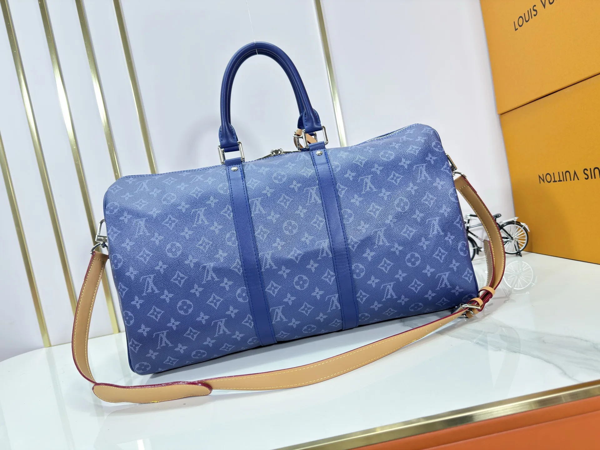 P340 Upgraded original M26864 M26865 M26866 This Keepall Bandoulière 50 travel bag is made of Monogram Heritage canvas dip-dyed in colorful colors, with cowhide trim, leather shoulder straps, removable leather nameplate and cotton lining. The Marque L.Vuitton Déposée logo pays homage to Louis Vuitton’s rich heritage.  29 x 23 x 50 cm (H x W x L) Monogram Heritage coated canvas Cow leather trim Textile lining Metal hardware Carry-on baggage dimensions Double zip closure Padlock Removable name tag Internal zip pocket Handles: Double handles