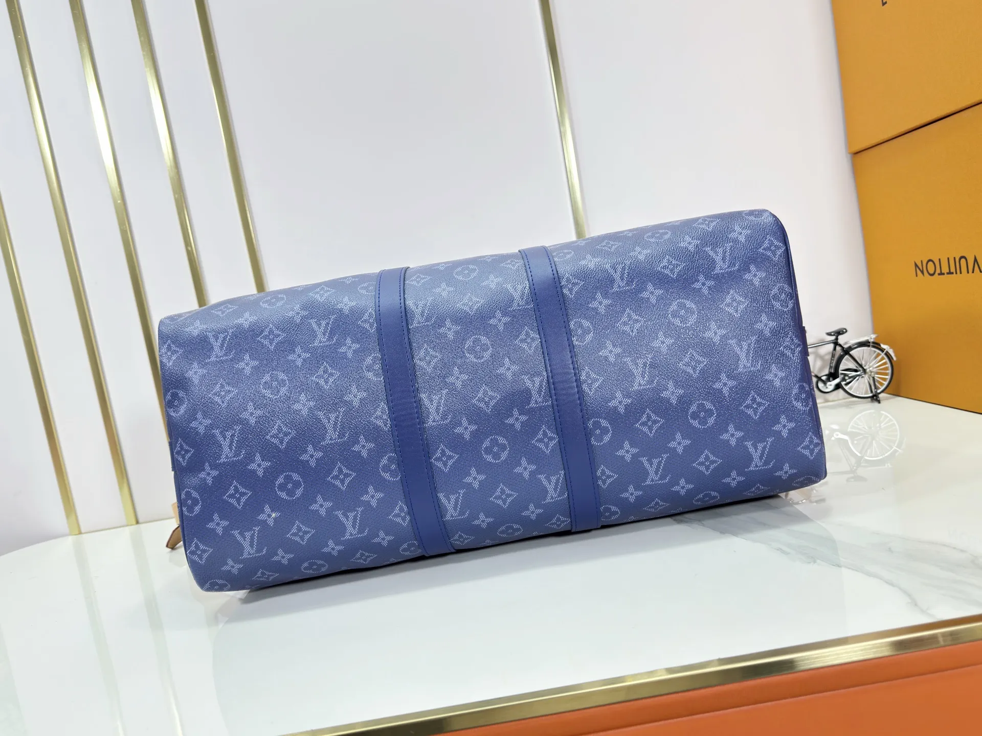 P340 Upgraded original M26864 M26865 M26866 This Keepall Bandoulière 50 travel bag is made of Monogram Heritage canvas dip-dyed in colorful colors, with cowhide trim, leather shoulder straps, removable leather nameplate and cotton lining. The Marque L.Vuitton Déposée logo pays homage to Louis Vuitton’s rich heritage.  29 x 23 x 50 cm (H x W x L) Monogram Heritage coated canvas Cow leather trim Textile lining Metal hardware Carry-on baggage dimensions Double zip closure Padlock Removable name tag Internal zip pocket Handles: Double handles