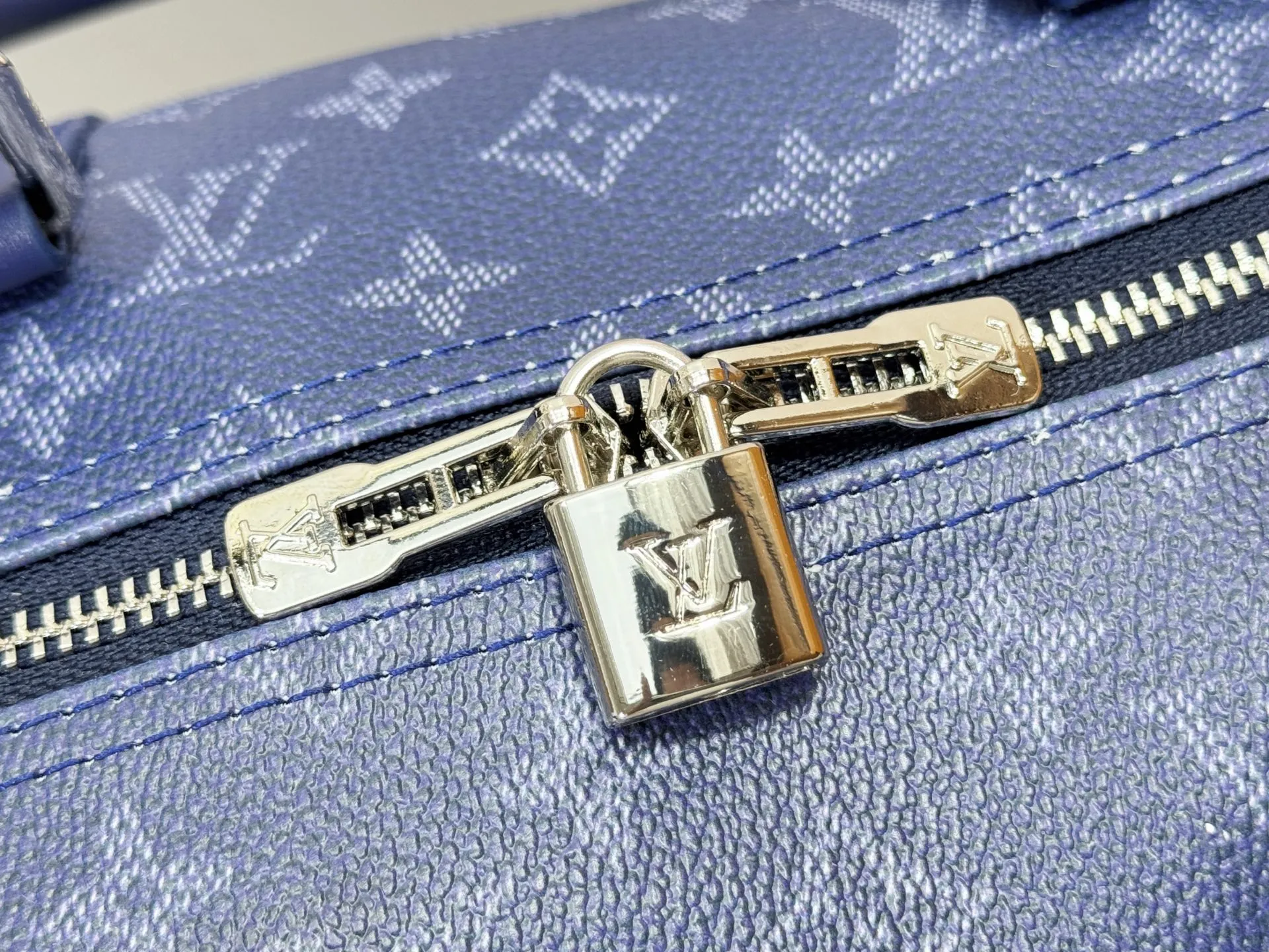 P340 Upgraded original M26864 M26865 M26866 This Keepall Bandoulière 50 travel bag is made of Monogram Heritage canvas dip-dyed in colorful colors, with cowhide trim, leather shoulder straps, removable leather nameplate and cotton lining. The Marque L.Vuitton Déposée logo pays homage to Louis Vuitton’s rich heritage.  29 x 23 x 50 cm (H x W x L) Monogram Heritage coated canvas Cow leather trim Textile lining Metal hardware Carry-on baggage dimensions Double zip closure Padlock Removable name tag Internal zip pocket Handles: Double handles