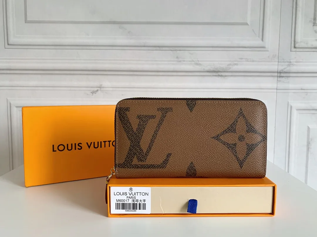 💰130 💎M60017 Brown painted ZIppy zipper wallet Printed canvas version zipper coin purse, the large LV letters and Monogram floral pattern are particularly eye-catching. The compact zipper wallet is one of the classic designs. This wallet can hold banknotes, credit cards, small change, IDs, etc. Size 19x10cm.