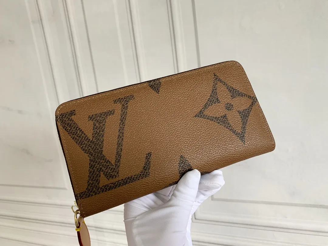 💰130 💎M60017 Brown painted ZIppy zipper wallet Printed canvas version zipper coin purse, the large LV letters and Monogram floral pattern are particularly eye-catching. The compact zipper wallet is one of the classic designs. This wallet can hold banknotes, credit cards, small change, IDs, etc. Size 19x10cm.