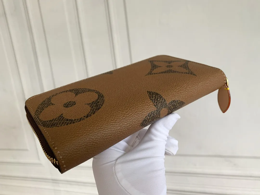 💰130 💎M60017 Brown painted ZIppy zipper wallet Printed canvas version zipper coin purse, the large LV letters and Monogram floral pattern are particularly eye-catching. The compact zipper wallet is one of the classic designs. This wallet can hold banknotes, credit cards, small change, IDs, etc. Size 19x10cm.