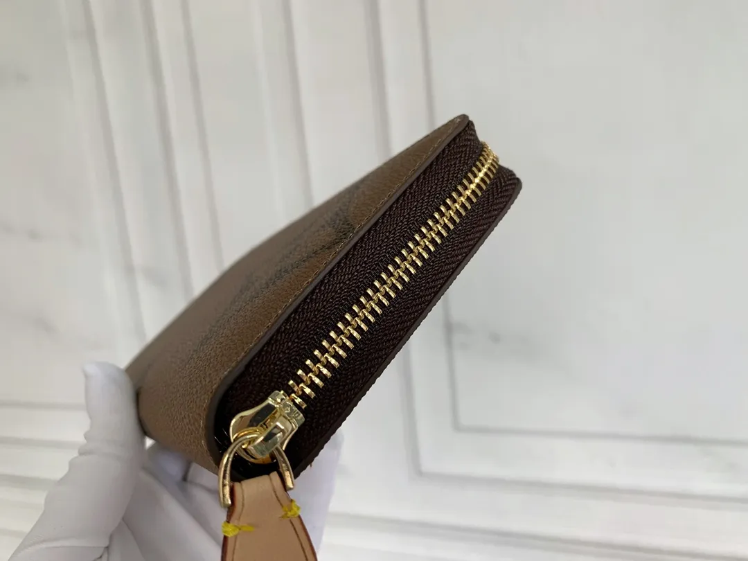 💰130 💎M60017 Brown painted ZIppy zipper wallet Printed canvas version zipper coin purse, the large LV letters and Monogram floral pattern are particularly eye-catching. The compact zipper wallet is one of the classic designs. This wallet can hold banknotes, credit cards, small change, IDs, etc. Size 19x10cm.