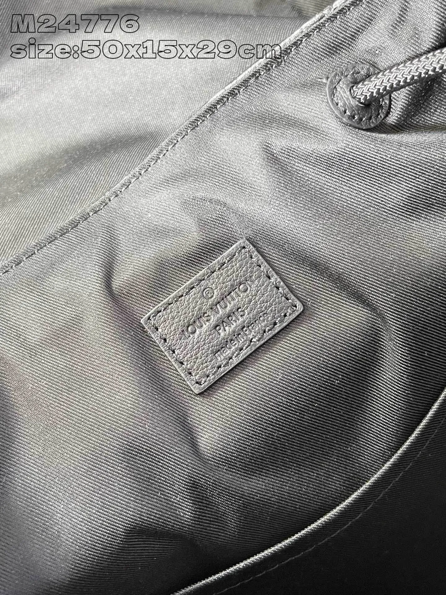 💰1340 (top layer leather) top original individual real shot M24776 embossed】This Getaway backpack is made of Monogram Shadow cow leather, creating a subtle shadow effect for the LV letters and Monogram flower cluster embossing. The handsome silhouette features a spacious main compartment and exterior pockets, and the top flap opens with an LV quick-release buckle. 50 x 15 x 29 cm (height x width x length) [Warm reminder: This item is too big to fit in the packaging]