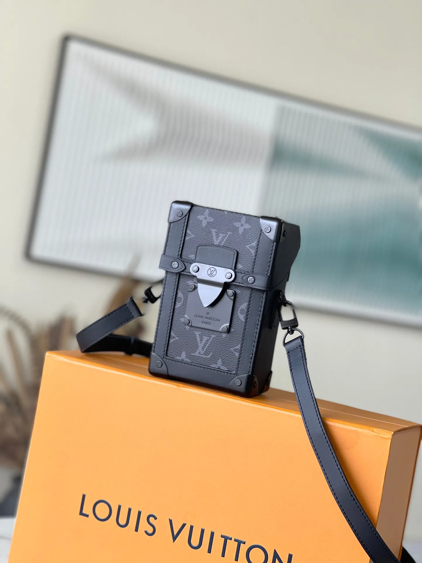 💰1180 (Steel Hardware) Top Original M82077 Black Flower Vertical Trunk Mini Handbag reflects the heritage and modern concept of box making. Taurillon leather is embossed with the classic Monogram pattern, it has a magnetic flap for secure storage and a removable and adjustable shoulder strap for easy shoulder wear. Dimensions: 10.7 x 17.5 x 6.8 cm
