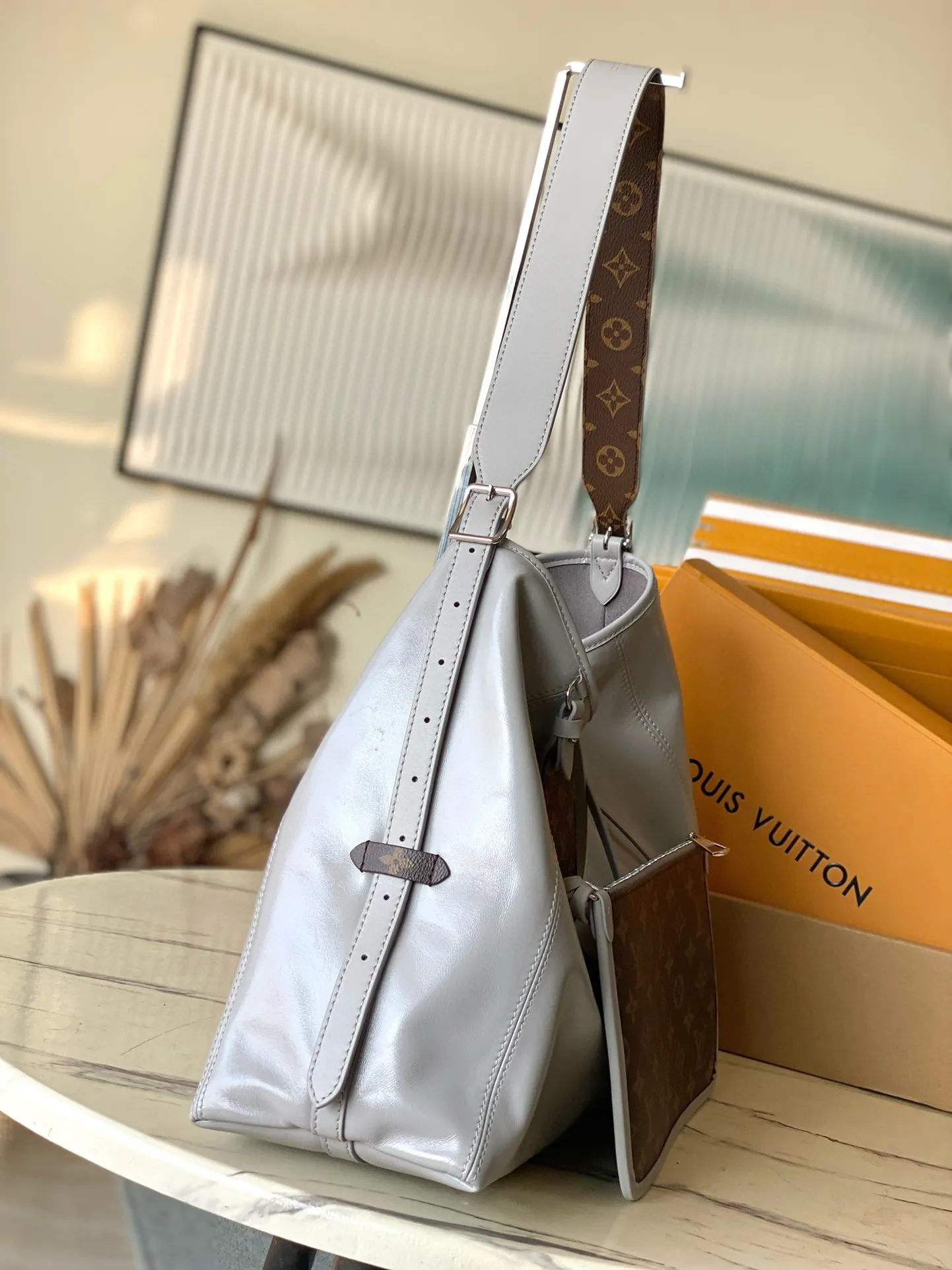 💰1200 (top layer leather) top original order M12583 medium size sheepskin shark gray This CarryAll Dark medium handbag is made of soft sheepskin to create a fashionable and lazy silhouette, adding eye-catching color to the 2024 spring and summer show style. Polished metal pieces are complemented by a tactile, slightly wrinkled texture. Plenty of space can accommodate a variety of daily necessities, making it a great travel companion. Dimensions: 39 x 30 x 15 cm (length x height x width)