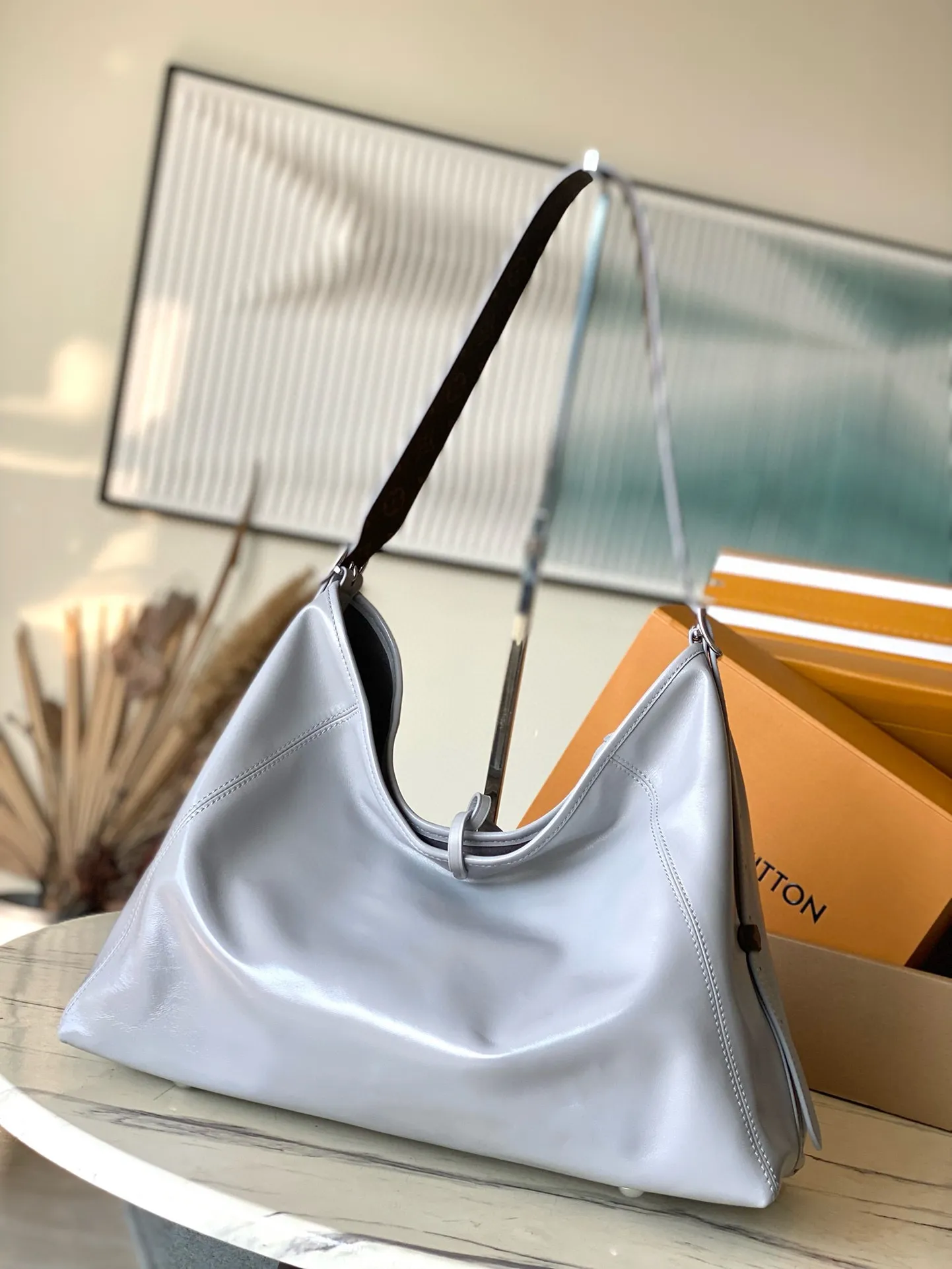 💰1200 (top layer leather) top original order M12583 medium size sheepskin shark gray This CarryAll Dark medium handbag is made of soft sheepskin to create a fashionable and lazy silhouette, adding eye-catching color to the 2024 spring and summer show style. Polished metal pieces are complemented by a tactile, slightly wrinkled texture. Plenty of space can accommodate a variety of daily necessities, making it a great travel companion. Dimensions: 39 x 30 x 15 cm (length x height x width)