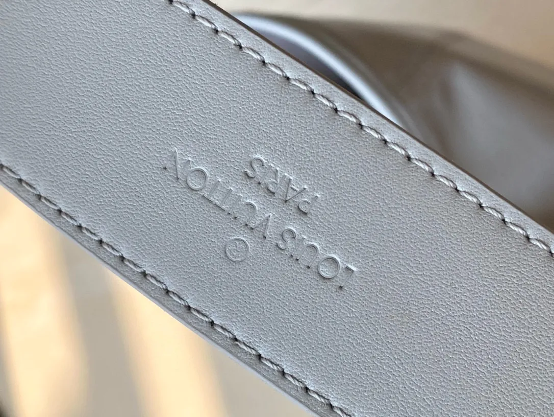 💰1200 (top layer leather) top original order M12583 medium size sheepskin shark gray This CarryAll Dark medium handbag is made of soft sheepskin to create a fashionable and lazy silhouette, adding eye-catching color to the 2024 spring and summer show style. Polished metal pieces are complemented by a tactile, slightly wrinkled texture. Plenty of space can accommodate a variety of daily necessities, making it a great travel companion. Dimensions: 39 x 30 x 15 cm (length x height x width)